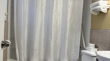 Un baño con bañera, inodoro y lavamanos.