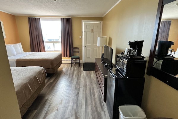 Habitación Deluxe doble, 2 camas dobles, vistas al río | Decoración individual, mobiliario individual, escritorio