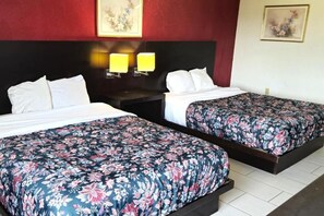 Habitación, 2 camas de matrimonio, no fumadores | 1 dormitorio, escritorio, espacio para trabajar con un portátil