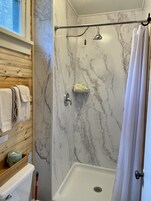 Bañera con ducha, artículos de tocador gratuitos, secador de pelo
