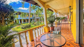 Habitacion Sencilla Con Balcon | In-room safe, free WiFi, bed sheets