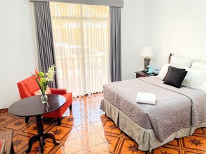 Habitacion Sencilla Con Balcon | Caja fuerte, wifi gratis, ropa de cama