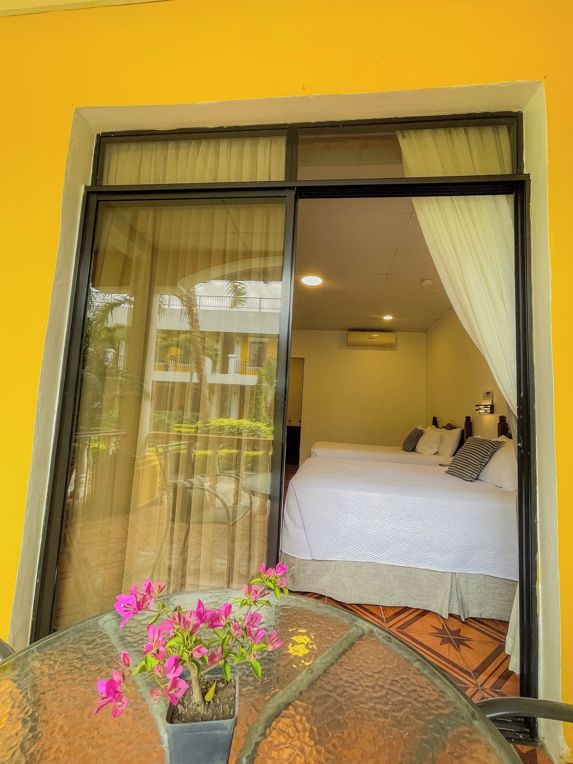 Habitacion Sencilla Con Balcon | Caja fuerte, wifi gratis, ropa de cama