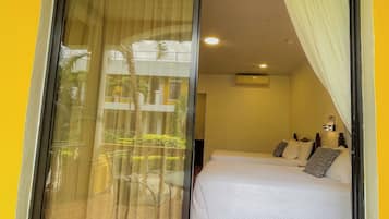 Habitacion Sencilla Con Balcon | Caja fuerte, wifi gratis, ropa de cama