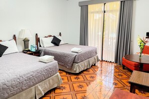 Habitacion Doble Con Balcón | Caja fuerte, wifi gratis, ropa de cama