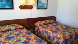 Quarto tradicional, 2 camas de casal, geladeira, vista para o pátio | Wi-Fi de cortesia