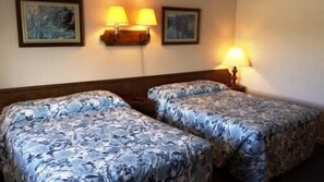 Traditionellt rum - 2 dubbelsängar - kylskåp - utsikt mot innergården | Gratis wi-fi