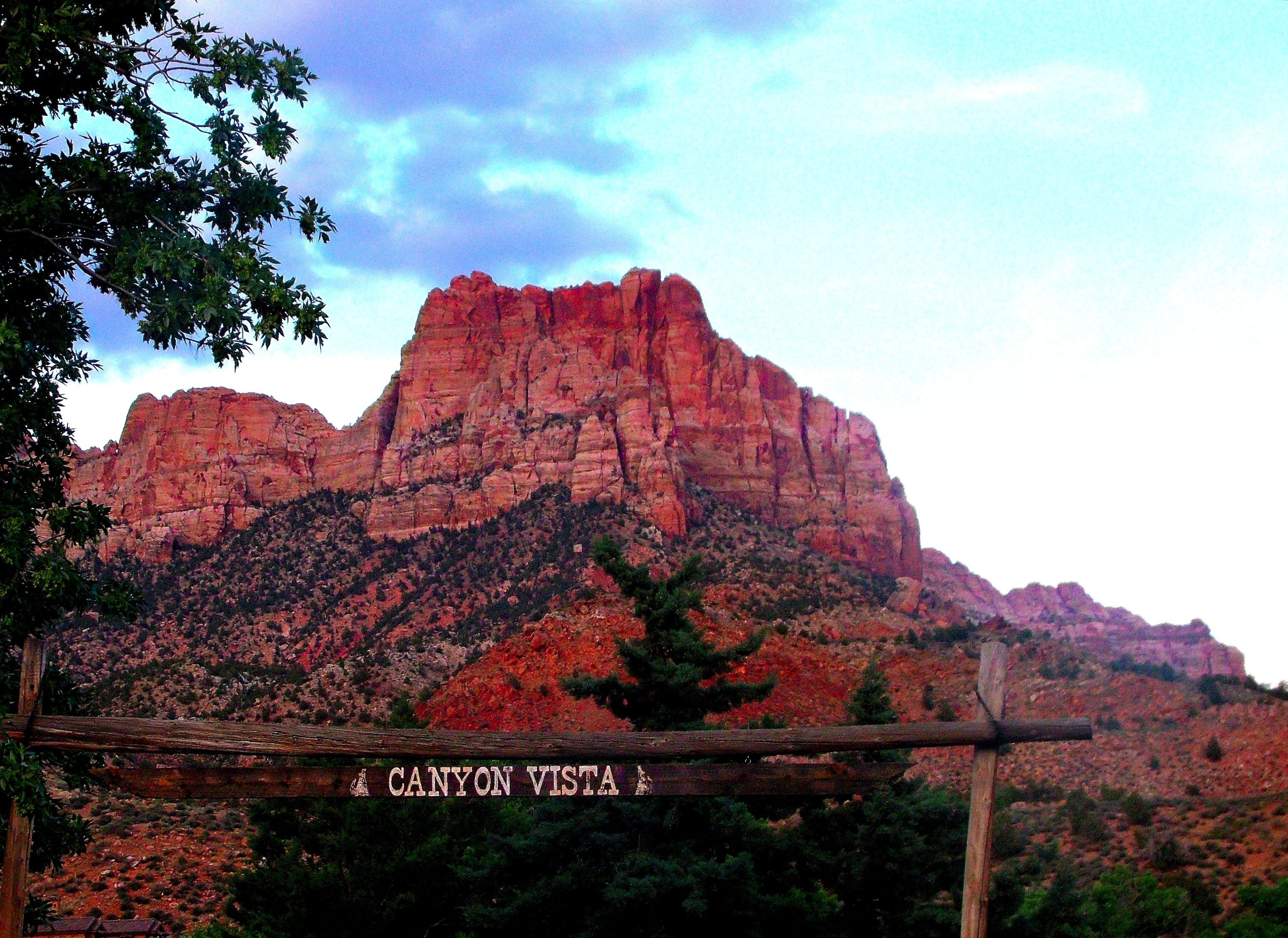 Ett berg med en skylt som visar texten ”CANYON VISTA”.