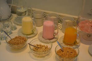 Breakfast (USD 85 per person)