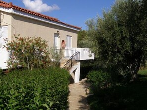 Voorkant accommodatie - avond/nacht