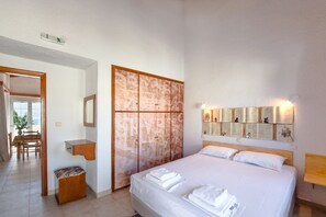 Premium bedding, desk, soundproofing, iron/ironing board - Koroni Village (Pylos-Nestoras)