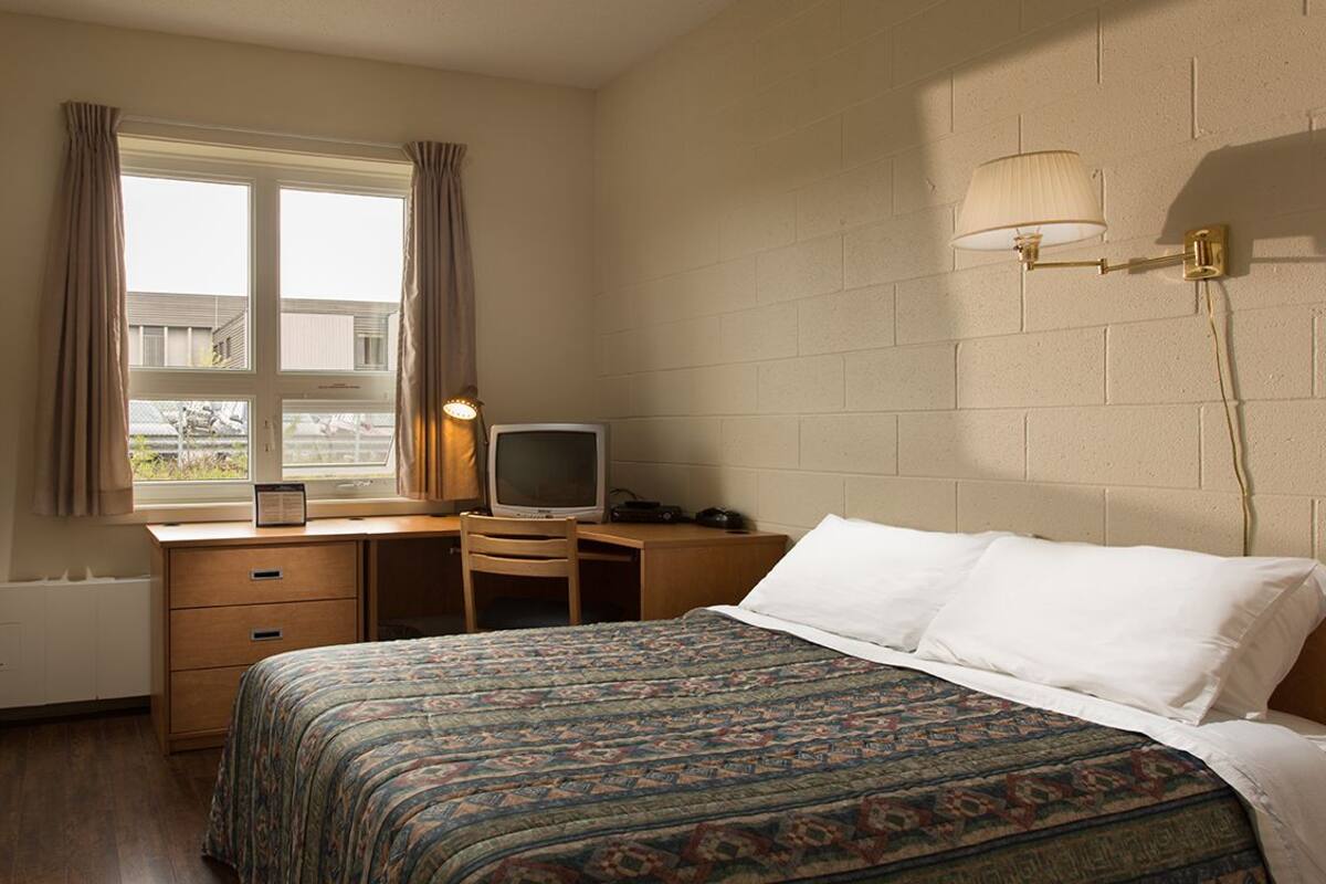 Standaard suite, 2 slaapkamers | Een bureau, een laptopwerkplek, extra bedden (toeslag), beddengoed