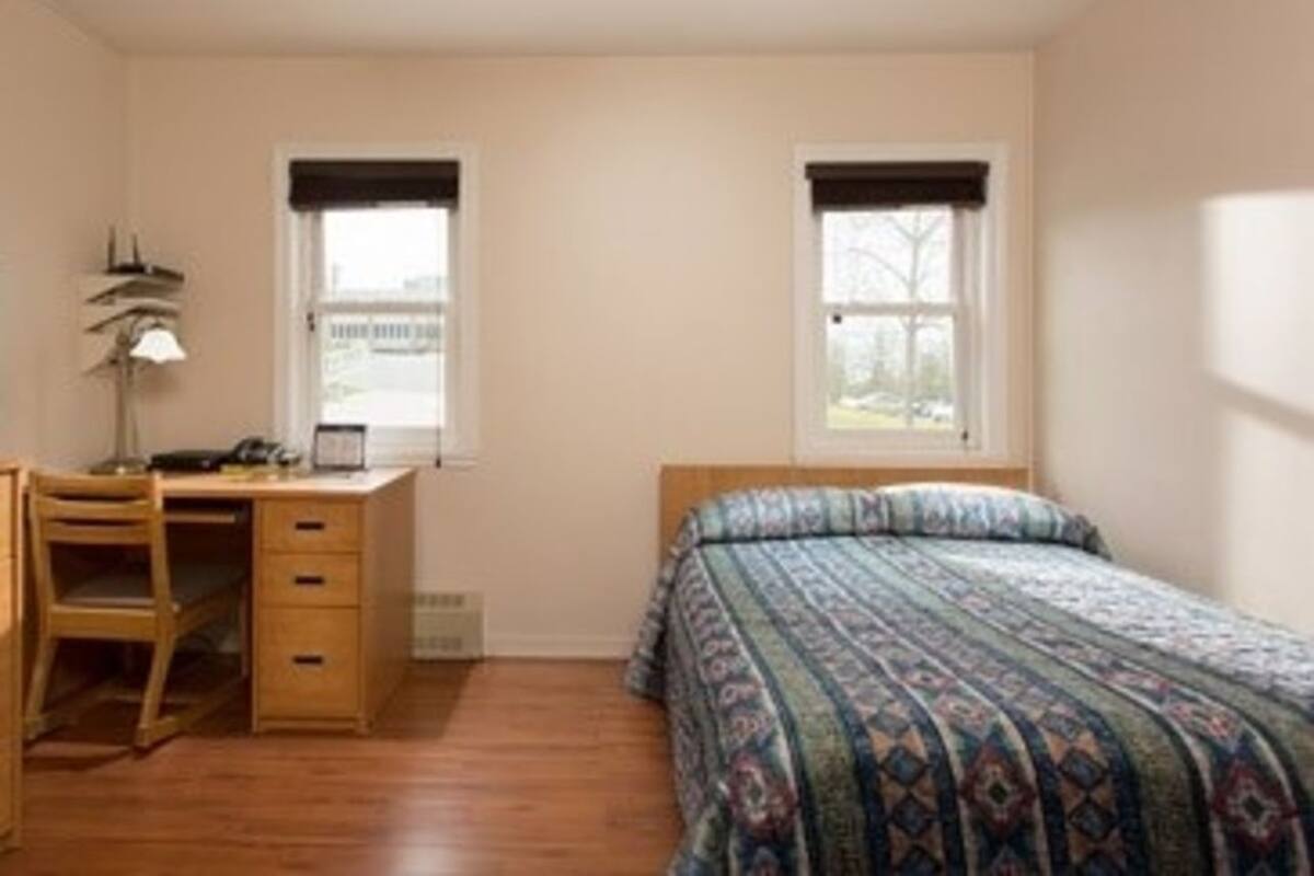 Economy tweepersoonskamer, 1 slaapkamer | Een bureau, een laptopwerkplek, extra bedden (toeslag), beddengoed