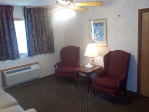 Suite – deluxe, 1 kingsize-seng med sovesofa, ved basseng | Oppholdsområde | En 43-tommers Flatskjerm-TV med digitale kanaler samt TV