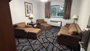 Phòng Suite Deluxe, 1 giường cỡ king và sofa giường, cạnh hồ bơi | Khu phòng khách | TV màn hình phẳng 43-inch có truyền hình kỹ thuật số, TV