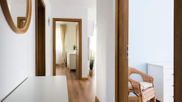 Leilighet, 2 soverom, hageområde | Oppholdsområde | LCD-TV