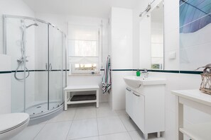 Apartment, 2 Bedrooms, Garden Area | Bathroom