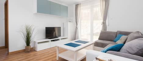 Apartemen, 2 kamar tidur, area taman | Ruang keluarga | TV LCD