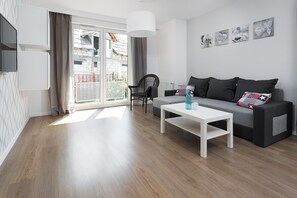 Apartment, 3 Schlafzimmer, Balkon | Wohnzimmer | LCD-Fernseher