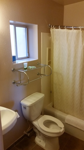 Standard Room, 2 Queen Beds | Bathroom | Combined shower/tub, free toiletries, hair dryer, towels - Heritage House Motel (Prescott)