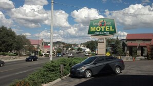 Placa de motel Heritage House com um número de telefone.