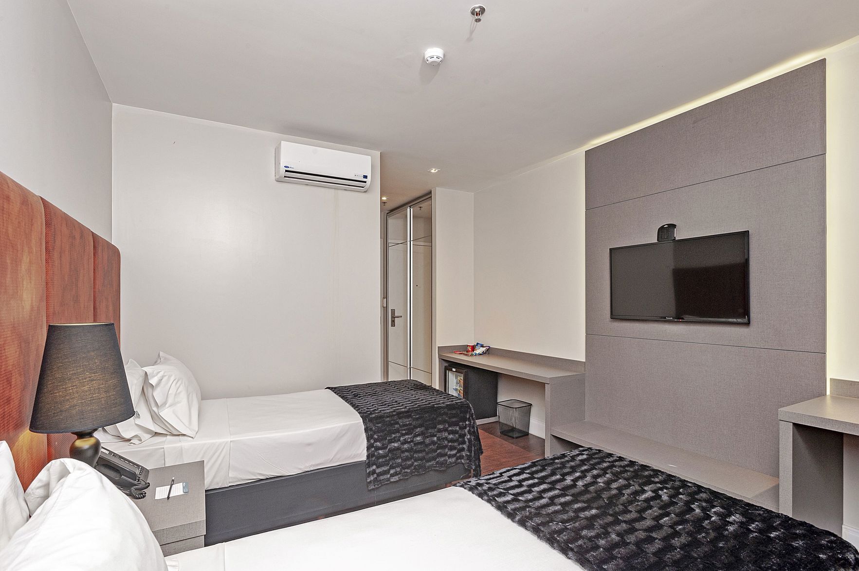 Zimmersafe, Schreibtisch, kostenloses WLAN, Bettwäsche