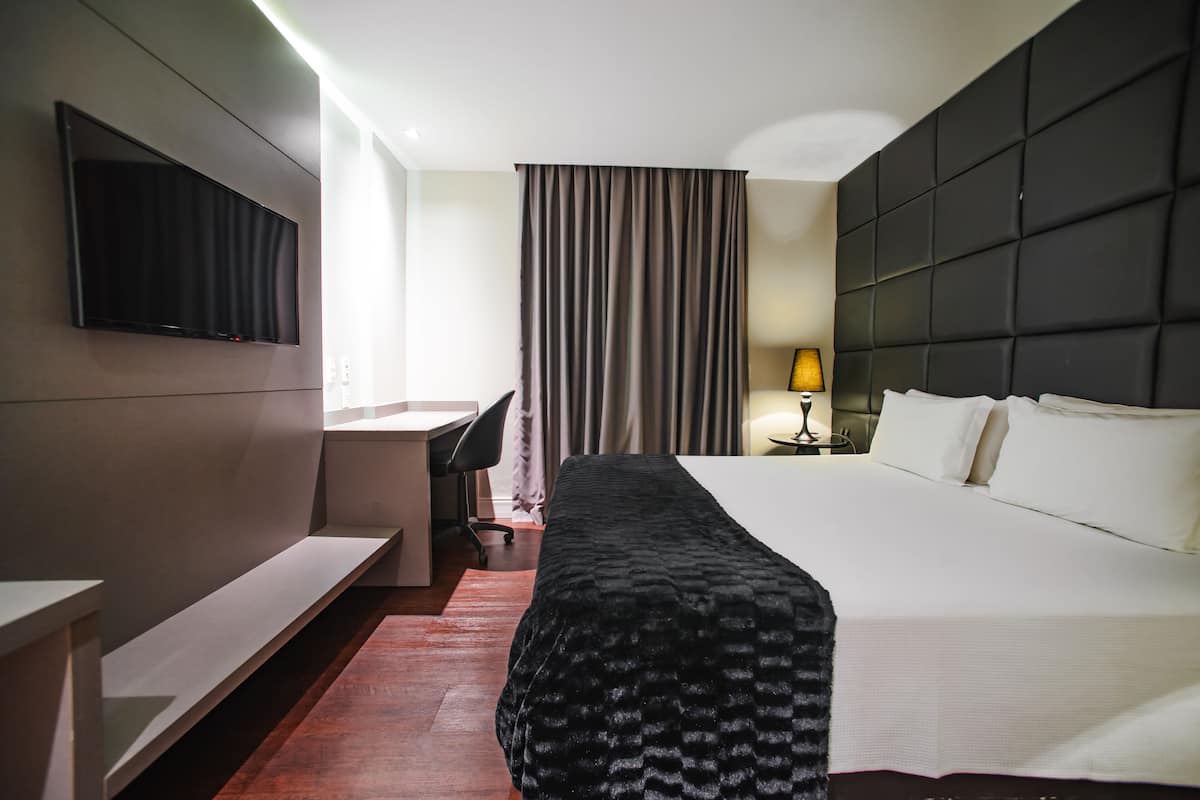 Suite superior, bañera de hidromasaje | 1 dormitorio, caja fuerte, escritorio y wifi gratis