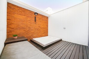 Suite – superior, massasjebadekar | Safe på rommet, skrivebord, wi-fi (inkludert) og sengetøy