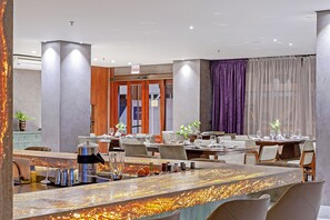 Breakfast, lunch, dinner served; international cuisine - BRUT by Slaviero Hotéis (Balneário Camboriú)