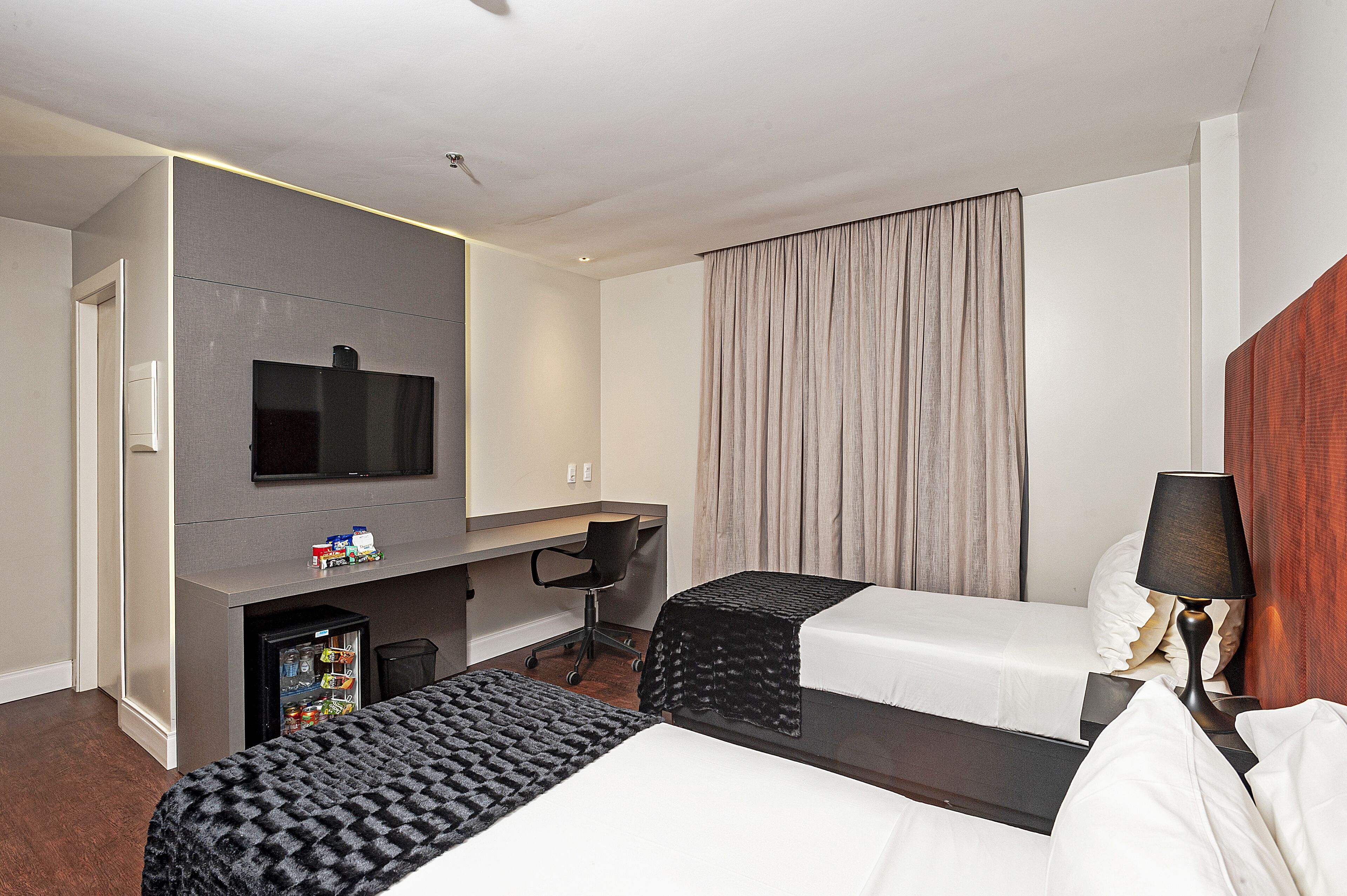 Zimmersafe, Schreibtisch, kostenloses WLAN, Bettwäsche