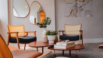 Coin salon dans le hall