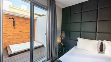 Suite superior, bañera de hidromasaje | 1 dormitorio, caja fuerte, escritorio y wifi gratis