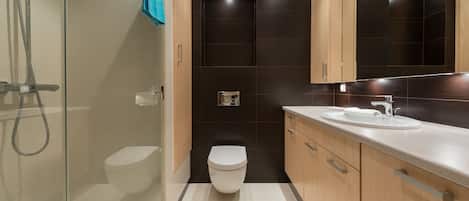 Apartment, 1 Bedroom, Terrace | Bathroom | Shower, hair dryer, towels
