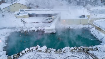 Innenpool, Außenpool, geöffnet von 07:00 Uhr bis 23:30 Uhr, Liegestühle