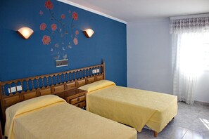 Desk, free cots/infant beds, rollaway beds - Hotel Xacobeo (Sanxenxo)