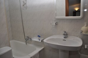 Habitación estándar con 1 cama matrimonial o 2 individuales | Baño | Tina con regadera, tina profunda, amenidades de baño gratuitas, toallas 