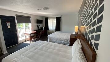 Deluxe Room, 2 Katil Ratu (Queen), Lake View | Meja, ruang kerja komputer riba, langsir/tirai gelap terus