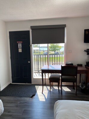 Habitación Deluxe, 2 camas de matrimonio, vistas al lago | Escritorio, espacio para trabajar con un portátil, cortinas opacas