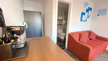 Habitación de lujo, 1 cama de matrimonio grande con sofá cama | Escritorio, espacio para trabajar con un portátil, cortinas opacas