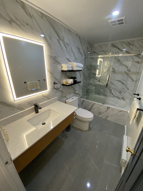 Chambre luxueuse, 2 grands lits | Salle de bain | Ensemble baignoire-douche, articles de toilette (gratuits)