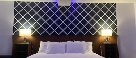 Habitación Deluxe, 1 cama King size, vista al lago | Área de sala de estar | Televisión LCD