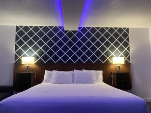 Chambre Deluxe, 1 très grand lit, vue sur le lac | Aire de séjour | Téléviseur ACL