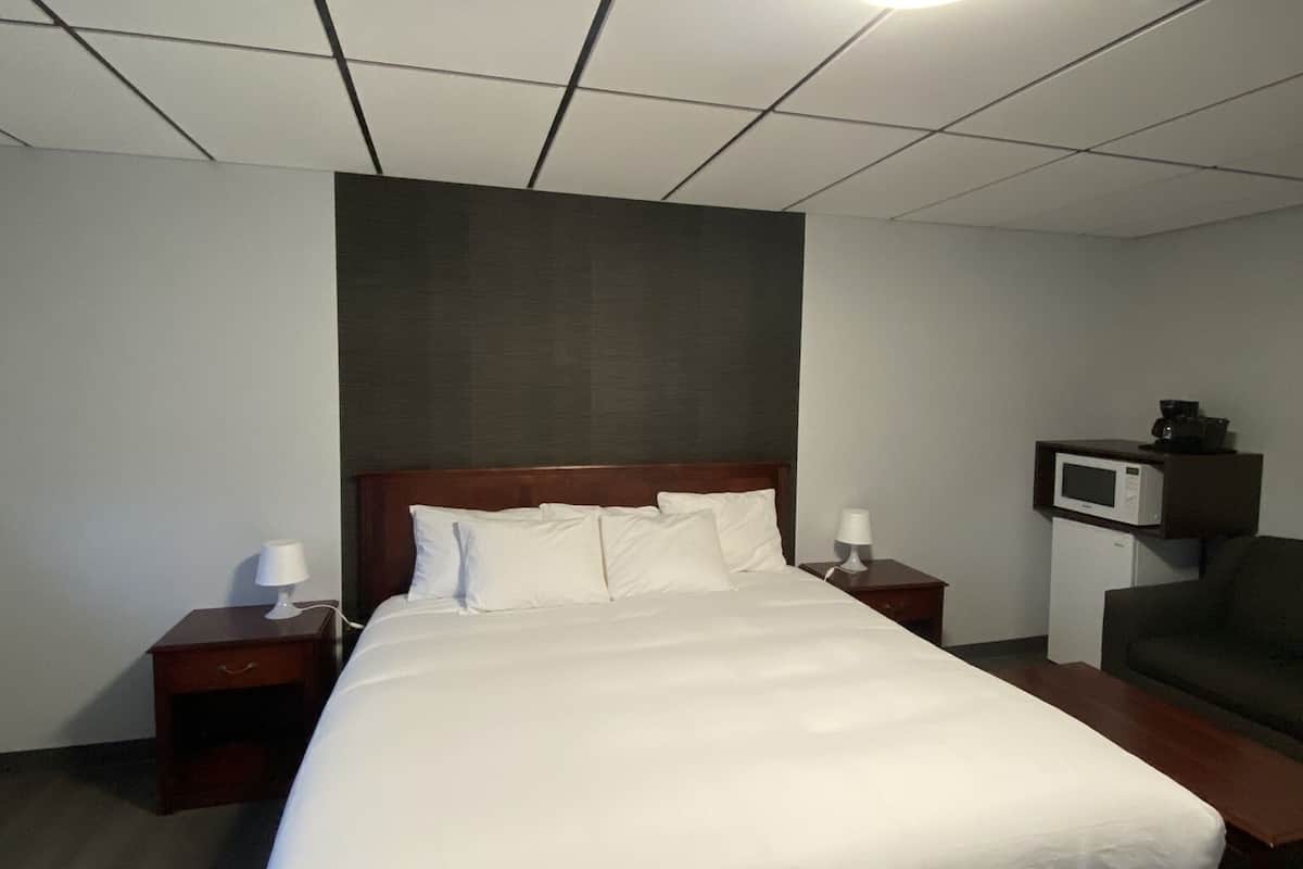 Luxury Room, 1 King Bed with Sofa bed | Desk, laptop workspace, blackout curtains, iron/ironing board