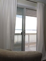 Quarto superior, 2 camas Queen, sacada | Vista para o lago