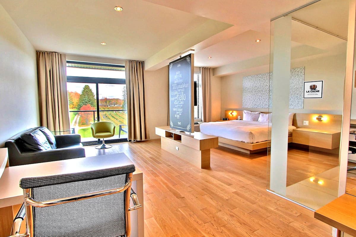 Suite junior, 1 cama King size, vista al viñedo | 2 habitaciones, ropa de cama de alta calidad y cortinas blackout