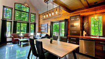 Chalet, 2 habitaciones, 2 baños | Baño | Amenidades de baño gratuitas, secadora de cabello, toallas, jabón