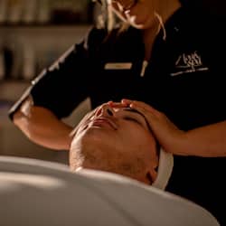 Couples treatment room(s), sauna, hot tub, steam room