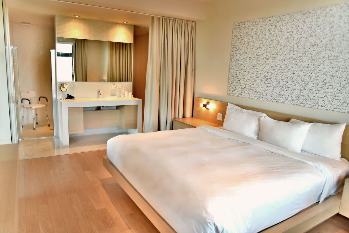 Suite junior, 1 cama King size y sofá cama, con acceso para personas discapacitadas, vista al viñedo | 2 habitaciones, ropa de cama de alta calidad y cortinas blackout