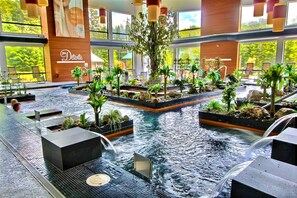 Couples treatment rooms, sauna, hot tub, steam room, Turkish bath