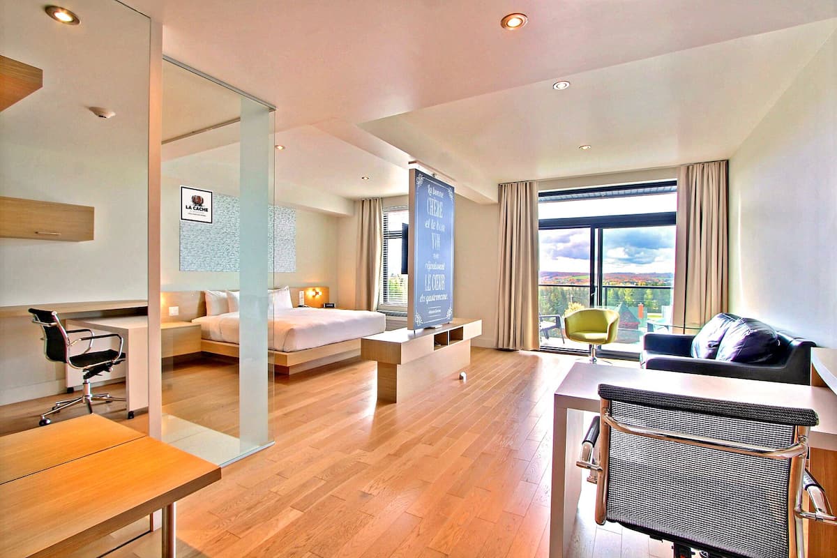 Suite junior, 1 cama King size, vista a la alberca | 2 habitaciones, ropa de cama de alta calidad y cortinas blackout